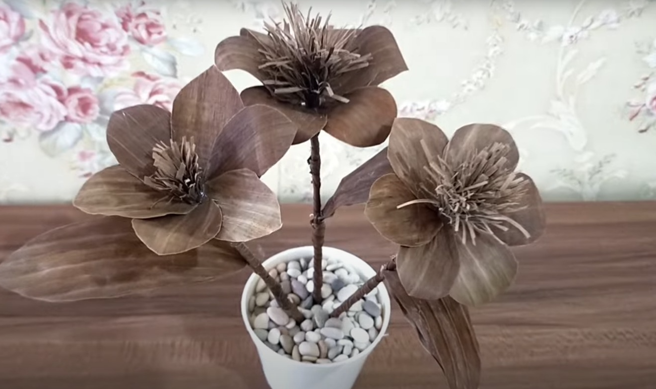 Bunga hias yang terbuat dari daun pisang kering (YouTube Zuly Craft).