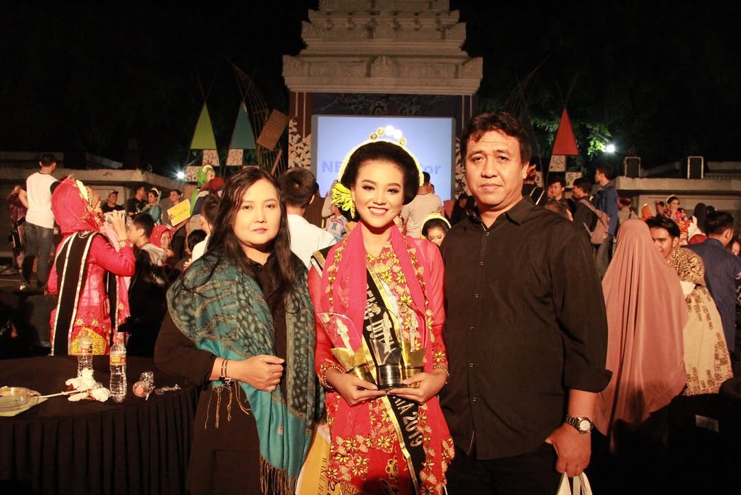 Firsta Yufi Amarta Putri diapit kedua orang tuanya usai final Jebeng-Thulik Banyuwangi 2019. (Instagram @firstayap)