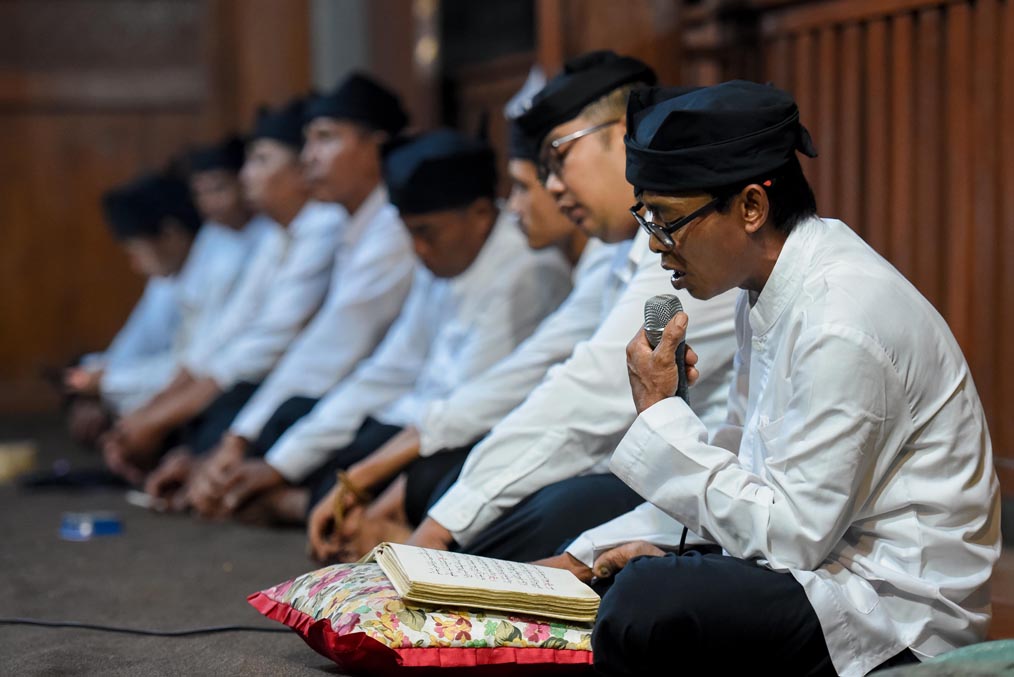 TRADISI: Sejumlah masyarakat menggalar kegiatan Mocoan Lontar Yusuf di Desa Kemiren, Kecamatan Glagah, Banyuwangi.