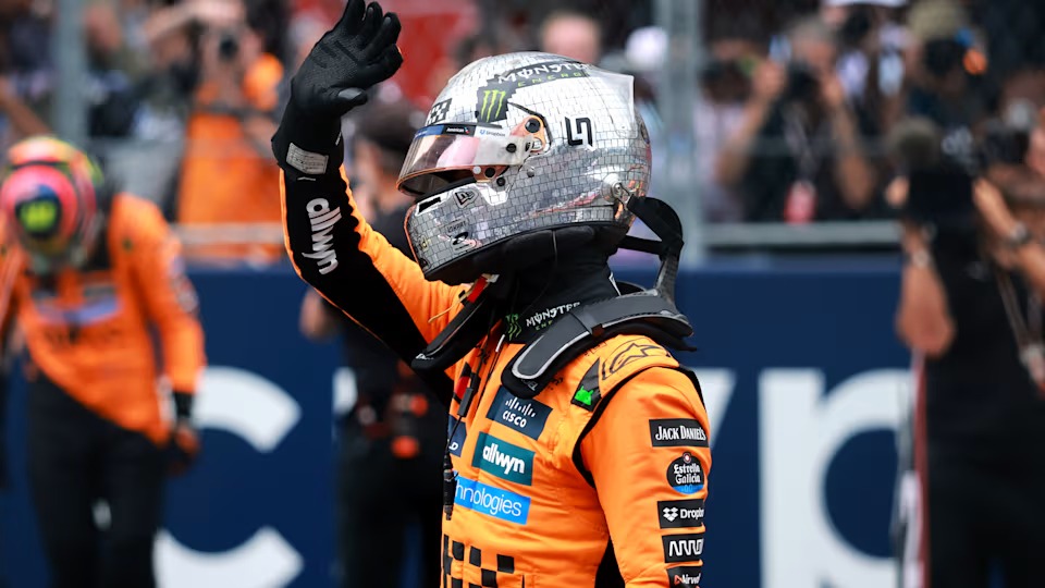 Lando Norris menangkan Sprint GP Miami secara dramatis usai pit stop jitu di tengah Safety Car, McLaren sapu bersih podium teratas.