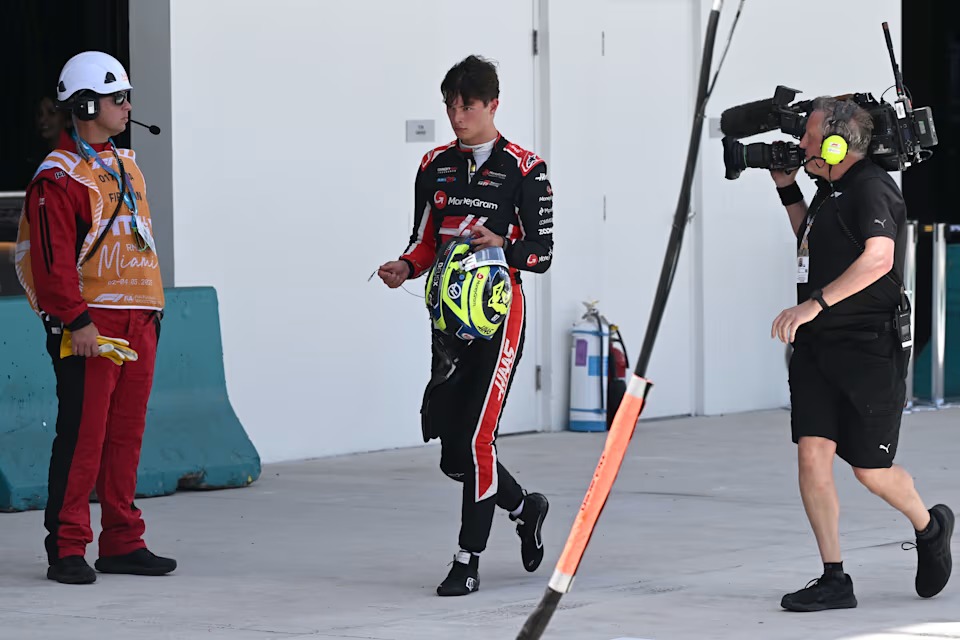 Drama penalti Sprint GP Miami, Bearman, Albon, dan Lawson kena sanksi 5 detik, ubah klasemen dan hilangkan poin penting bagi timnya.