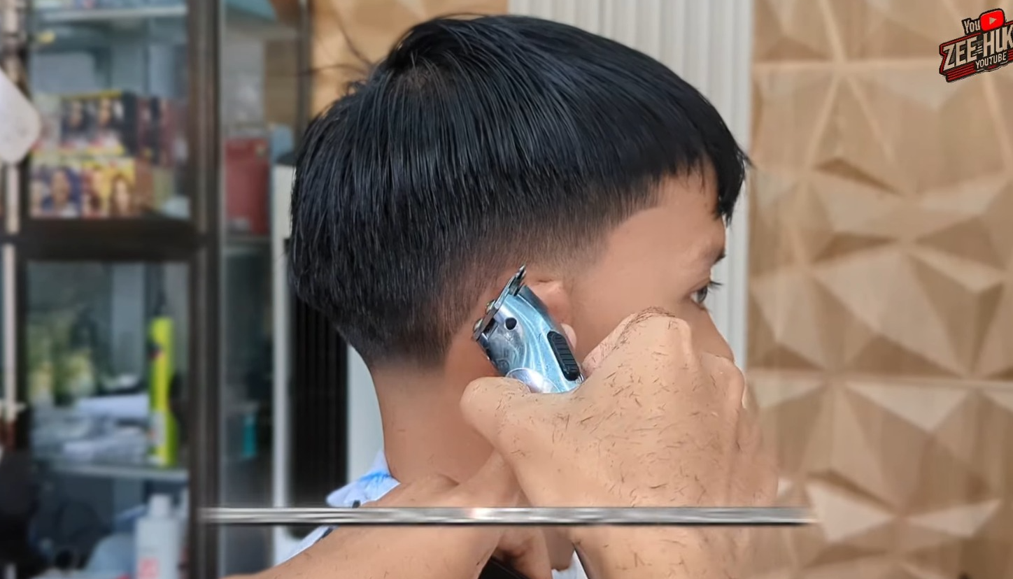 Potongan rambut taper fade (YouTube Zee Hukem).