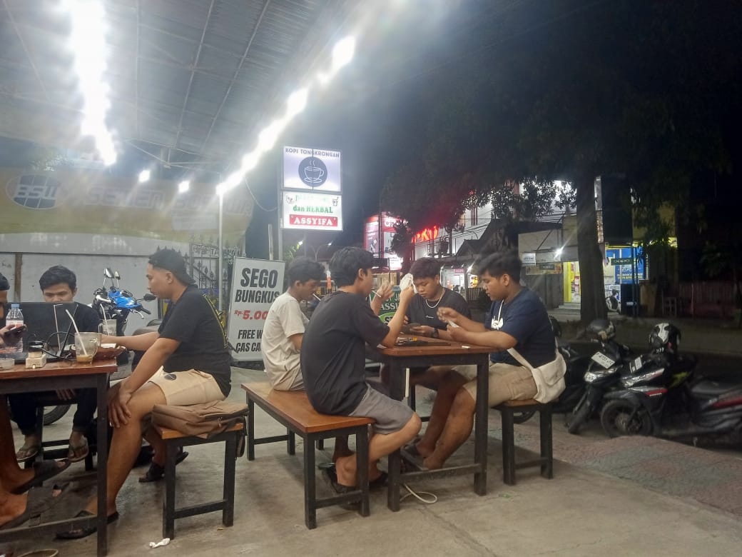 Nongkrong di warkop (Bayu Shaputra).