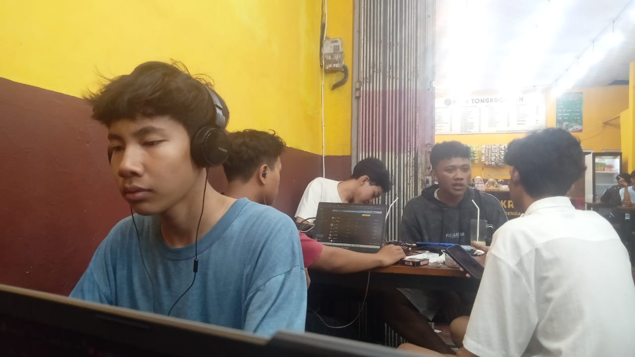 Berdiskusi bersama teman di warung kopi (Bayu Shaputra).