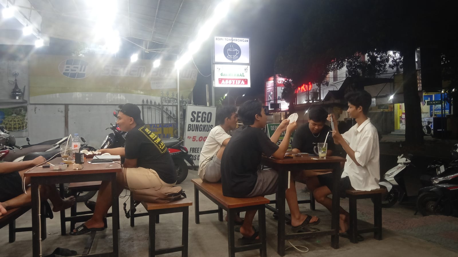 Nongkrong di warkop bersama teman (Bayu Shaputra).