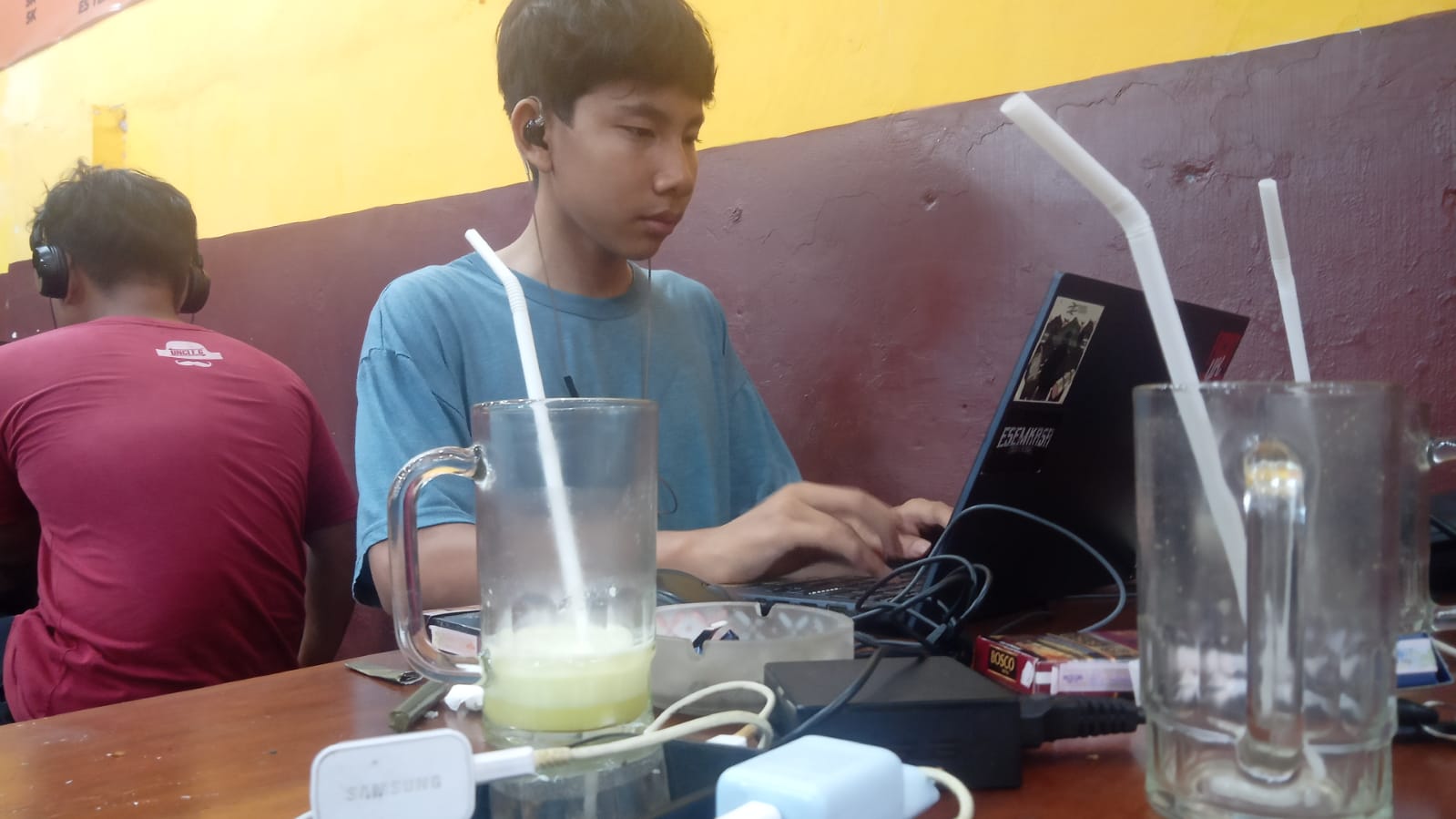 Meminum minuman manis saat nongkrong (Bayu Shaputra).