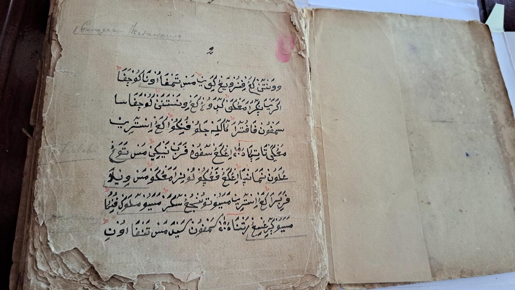BUKU TUA: Salah satu manuskrip kuno di Banyuwangi yang menggunakan huruf Arab.