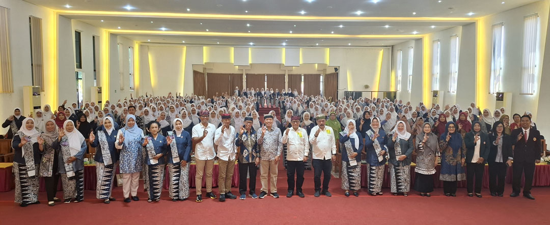 KOMPAK: Peserta dan undangan Musyawarah Cabang VIII Ikatan Bidan Indonesia foto bareng di Auditorium GBK Stikes Banyuwangi, Minggu (4/5).