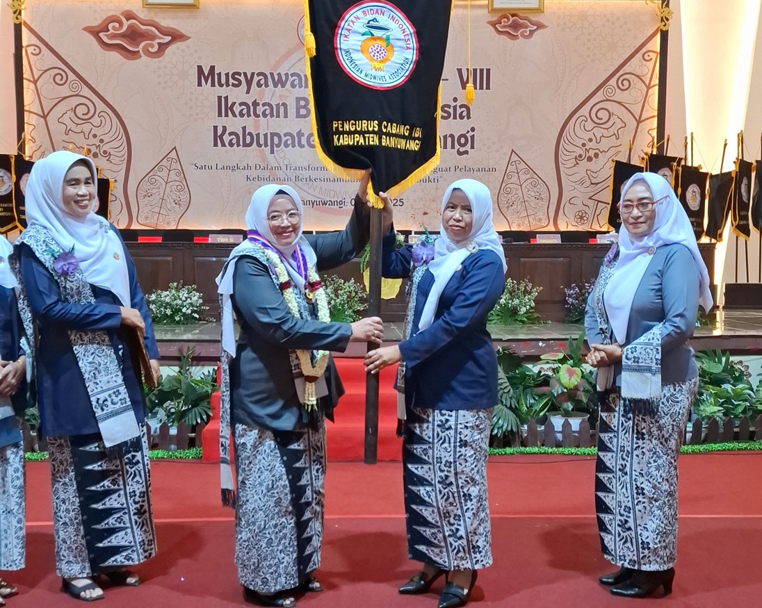 KEHORMATAN: Hj Yulianingsih (kiri) menerima vandel dari Ketua IBI Jatim Dr Hj Siti Maimuna (kanan) usai dilantik sebagai Ketua IBI Cabang Banyuwangi periode 2023&ndash;2028.