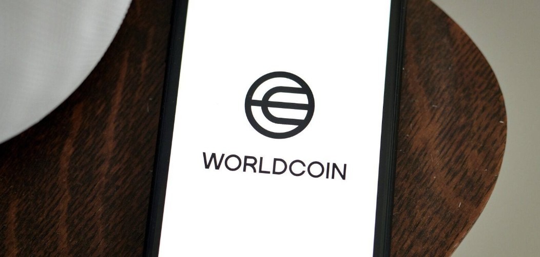 Wali Kota Bekasi dukung pembekuan Worldcoin karena kekhawatiran data biometrik.