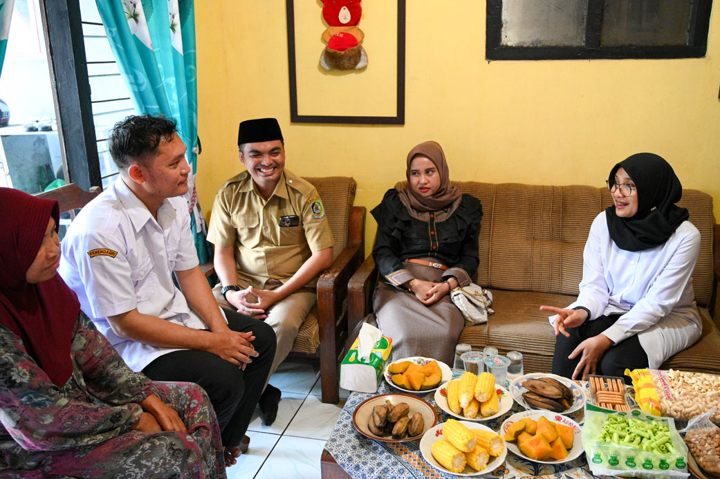 BERI DUKUNGAN: Bupati Ipuk Fiestiandani berbincang dengan Agus Hermanto di Dusun Pringgondani, Desa Watukebo, Kecamatan Wongsorejo, Senin (5/5).
