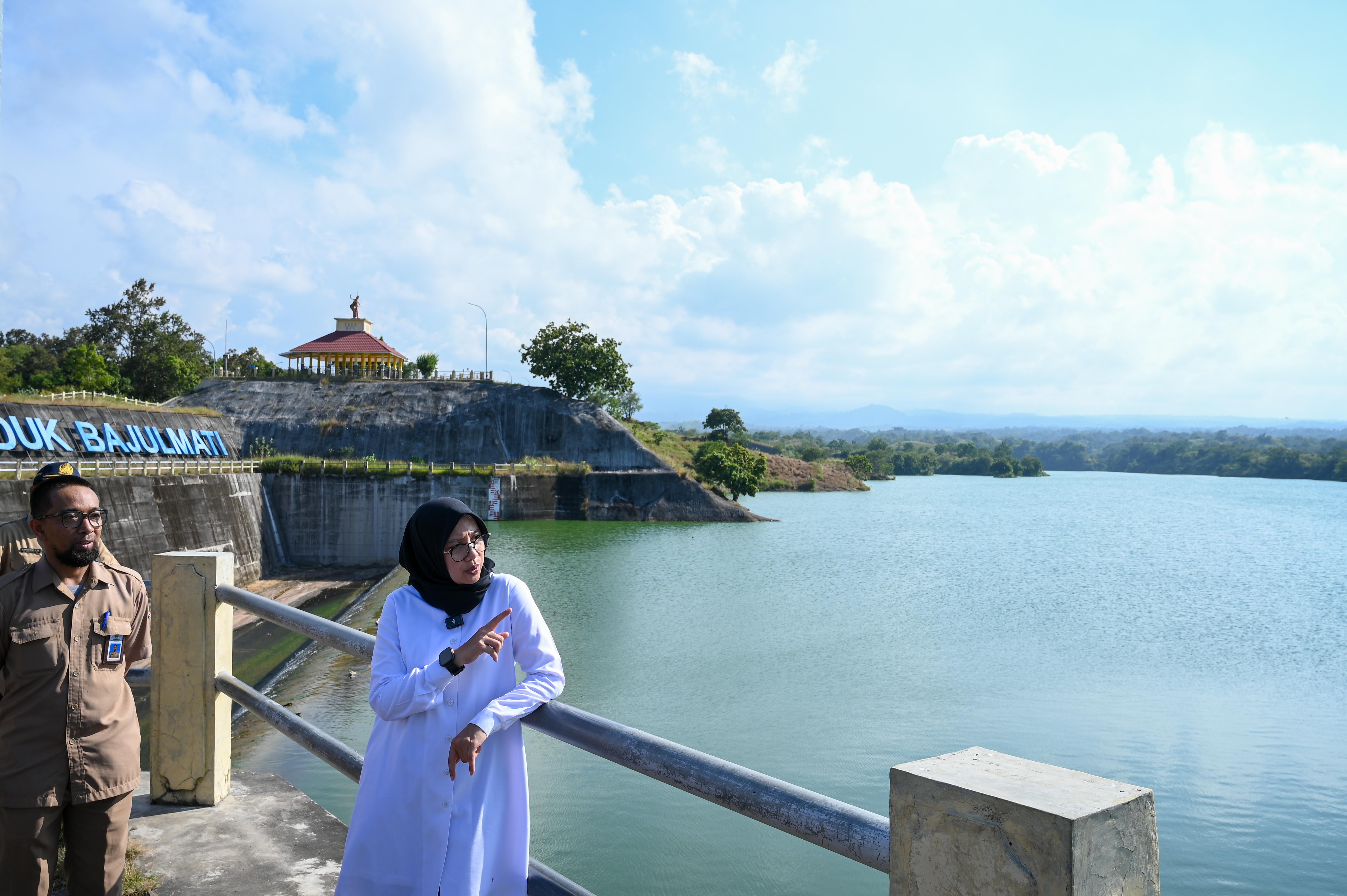 CEK DEBIT AIR: Bupati Ipuk Fiestiandani didampingi Sekretaris Dinas PU Pengairan Banyuwangi Reza Al Faroby meninjau Waduk Bajulmati yang lokasinya di perbatasan Wongsorejo dan Situbondo Senin (5/5).