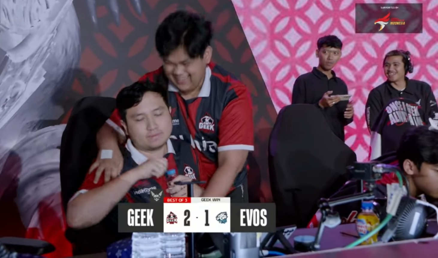 Geek tuntaskan game ke-3, MPL ID S15 Week 6 (YouTube MPL Indonesia).