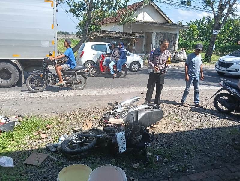 INDENTIFIKASI: Anggota Unit Lantas Polsek Muncar olah TKP di lokasi tabrakan di jalan raya Dusun Sumberayu, Desa Sumberberas, Kecamatan Muncar yang menewaskan pemotor akibat pada Sabtu (3/5).