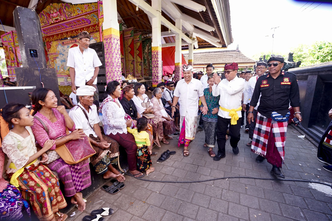 SENYUM SAPA: Wabup Mujiono menyapa hangat umat Hindu saat menghadiri perayaan Hari Raya Kuningan di Pura Agung Blambangan, Kecamatan Muncar.