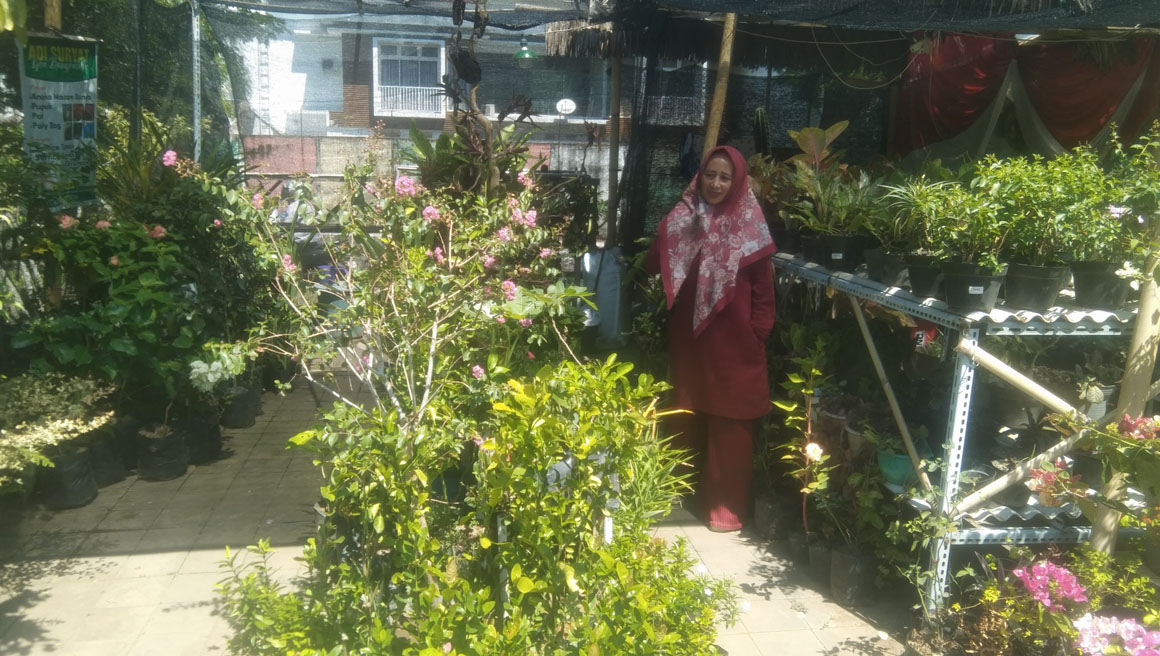 ELOK: Astuti, pemilik kios tanaman hias, menunggu pembeli di kawasan Terminal Pariwisata Terpadu, Kelurahan Sobo, Kecamatan Banyuwangi, Senin (2/5).