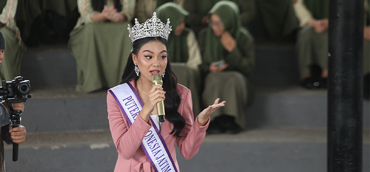 BERBAGI : Firsta Yufi saat menjadi Putri Jawa Timur sedang memotivasi adik kelasnya di SMAN 1 Giri Taruna Bangsa