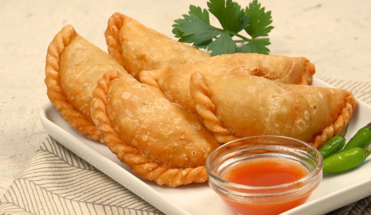 Asal usul pastel, camilan gurih berkulit renyah yang menelusuri perjalanan panjang dari Eropa hingga menjadi favorit di Indonesia.