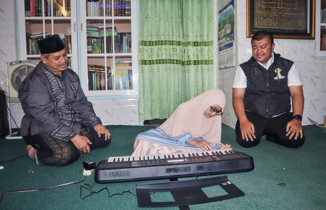 HIPMI Banyuwangi beri hadiah orgen untuk Yasmin, Juara Hafiz Indonesia 2025.