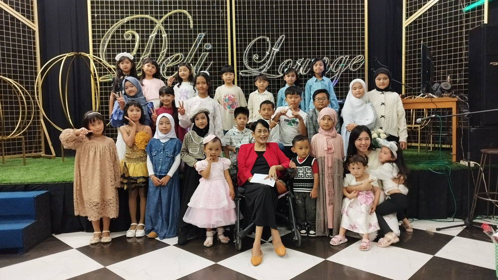 BERTALENTA: Anak asuh berbakat di bawah naungan Kursus Bina Vokalia Inne Suherman bersiap tampil unjuk diri di Deli Resto & Cafe Banyuwangi pada Sabtu (3/5) lalu.