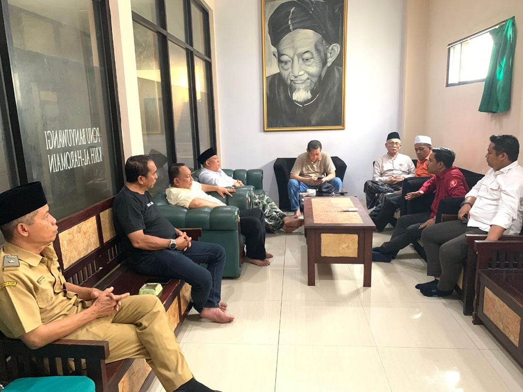 Rais Syuriyah PCNU Banyuwangi KH Masykur Ali, Ketua Tanfidziyah Sunandi Subaidi, dan anggota LPBH NU berdiskusi di kantor PCNU Banyuwangi, Senin (5/5).