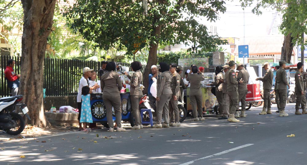 Sejumlah personel Satpol PP Banyuwangi menertibkan para PKL yang beroperasi di kawasan RSUD Blambangan, Selasa (6/5).