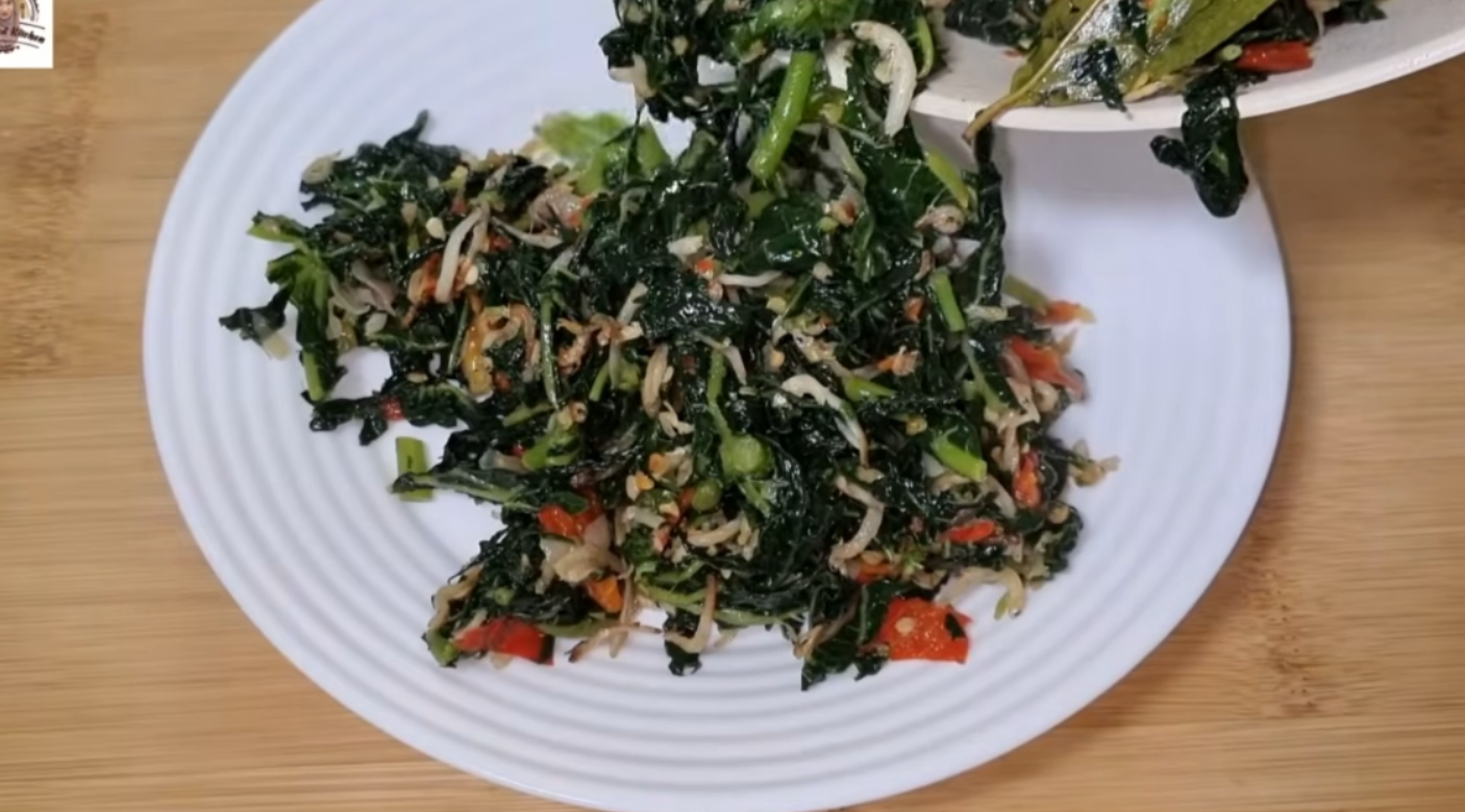 Tumis daun pepaya (YouTube Ceceromed Kitchen).