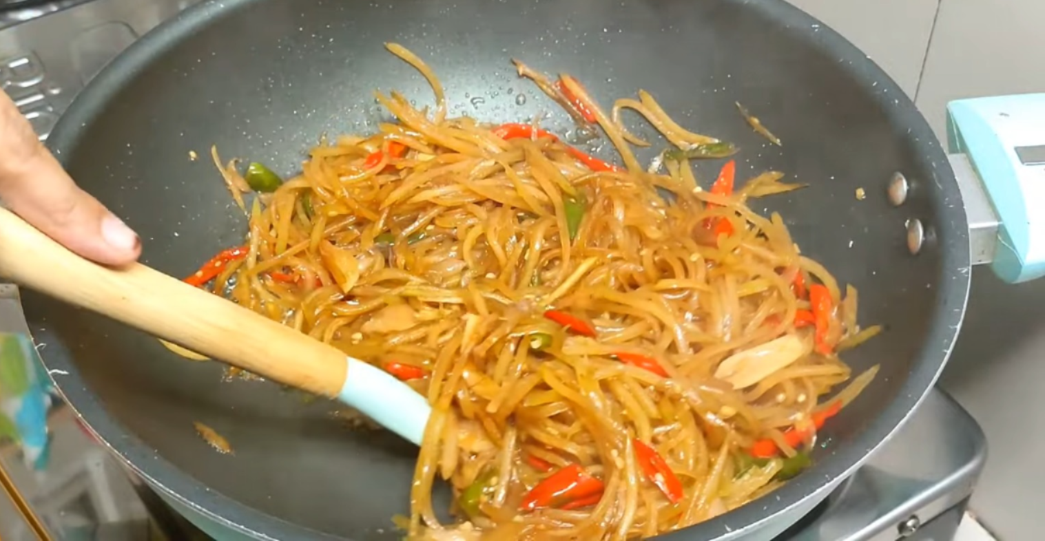 Tumis pepaya muda pedas (YouTube Dapur Viviselvi).
