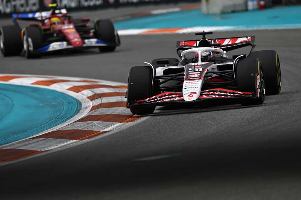 Ocon dan Bearman gagal bawa poin untuk Haas di Miami.