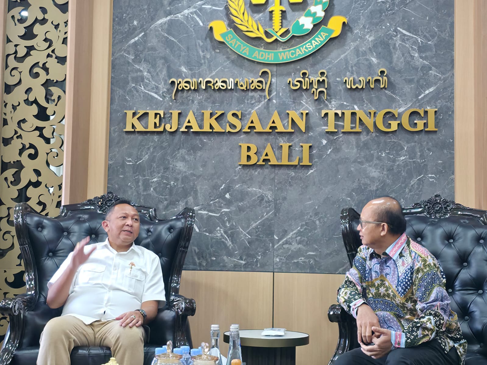 Kepala Kejaksaan Tinggi Bali Ketut Sumedana, S.H. M.H., menyambut hangat General Manager PT PLN (Persero) UIP JBTB dalam audiensi.