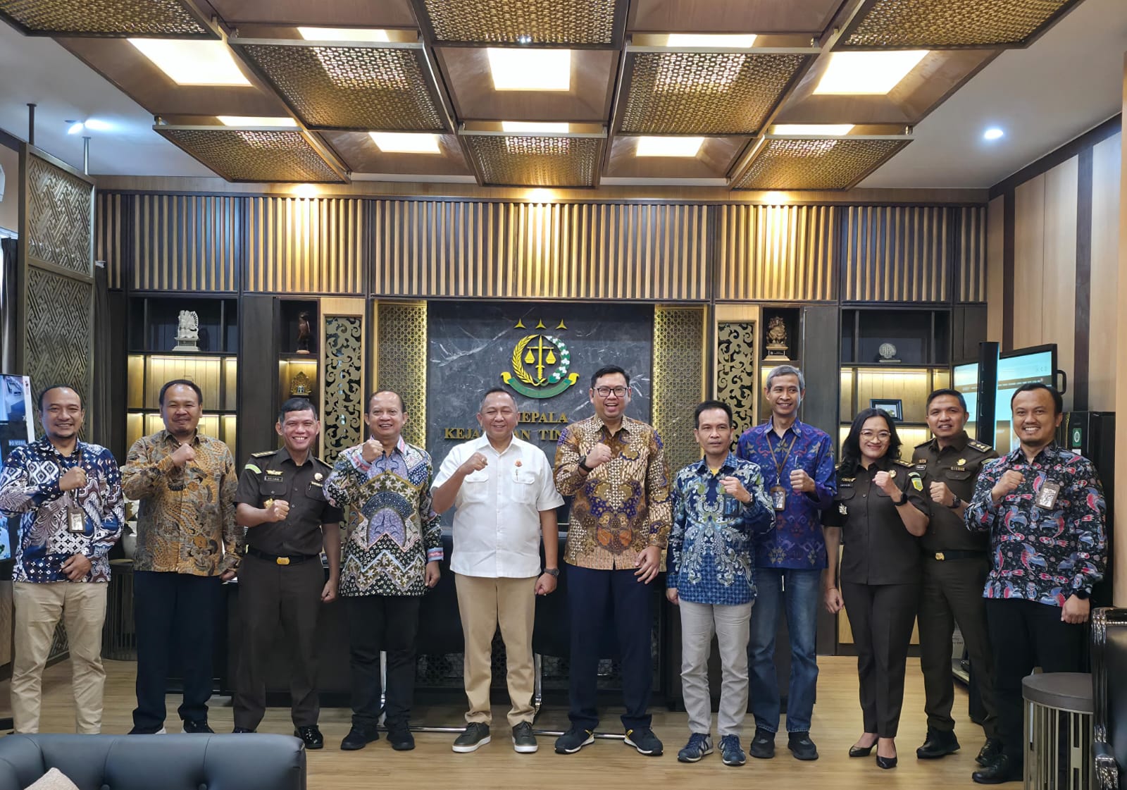 Foto Bersama jajaran Kejaksaan Tinggi Bali dan Jajaran PT PLN (Persero) UIP JBTB dan UIT JBM.