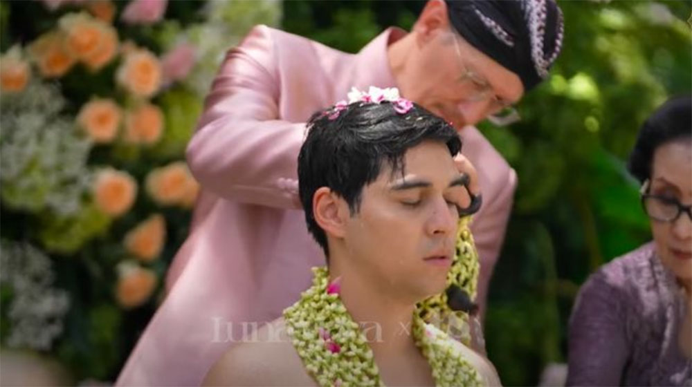 Maxime Bouttier menjalani prosesi siraman. (Foto: YouTube TS Media)