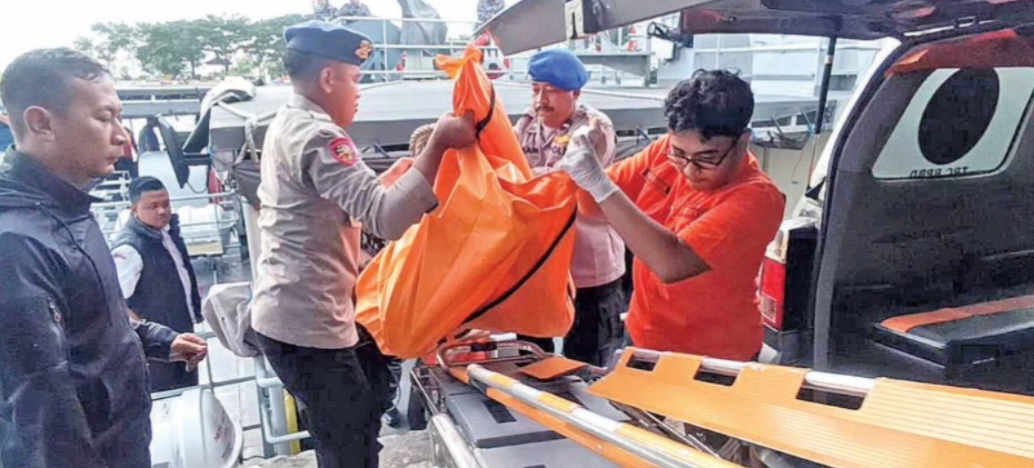 EVAKUASI: Tim gabungan mengevakuasi jenazah Sahri asal Jembrana, Provinsi Bali yang ditemukan di perairan sekitar Pantai Blimbingsari, Dusun Pecemengan, Desa Blimbingsari, Kecamatan Blimbingsari