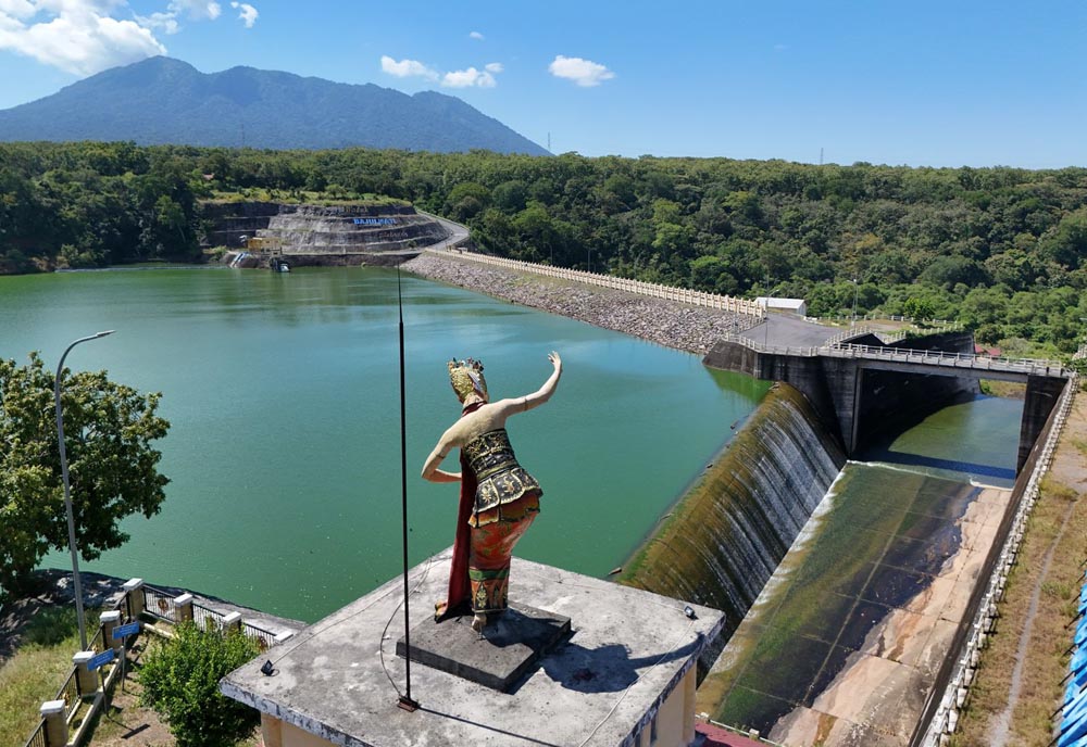 IKONIK: Patung penari gandrung ukuran besar berdiri megah di dekat Waduk Bajulmati. Patung gandrung tersebut menjadi bagian dari identitas budaya Banyuwangi.