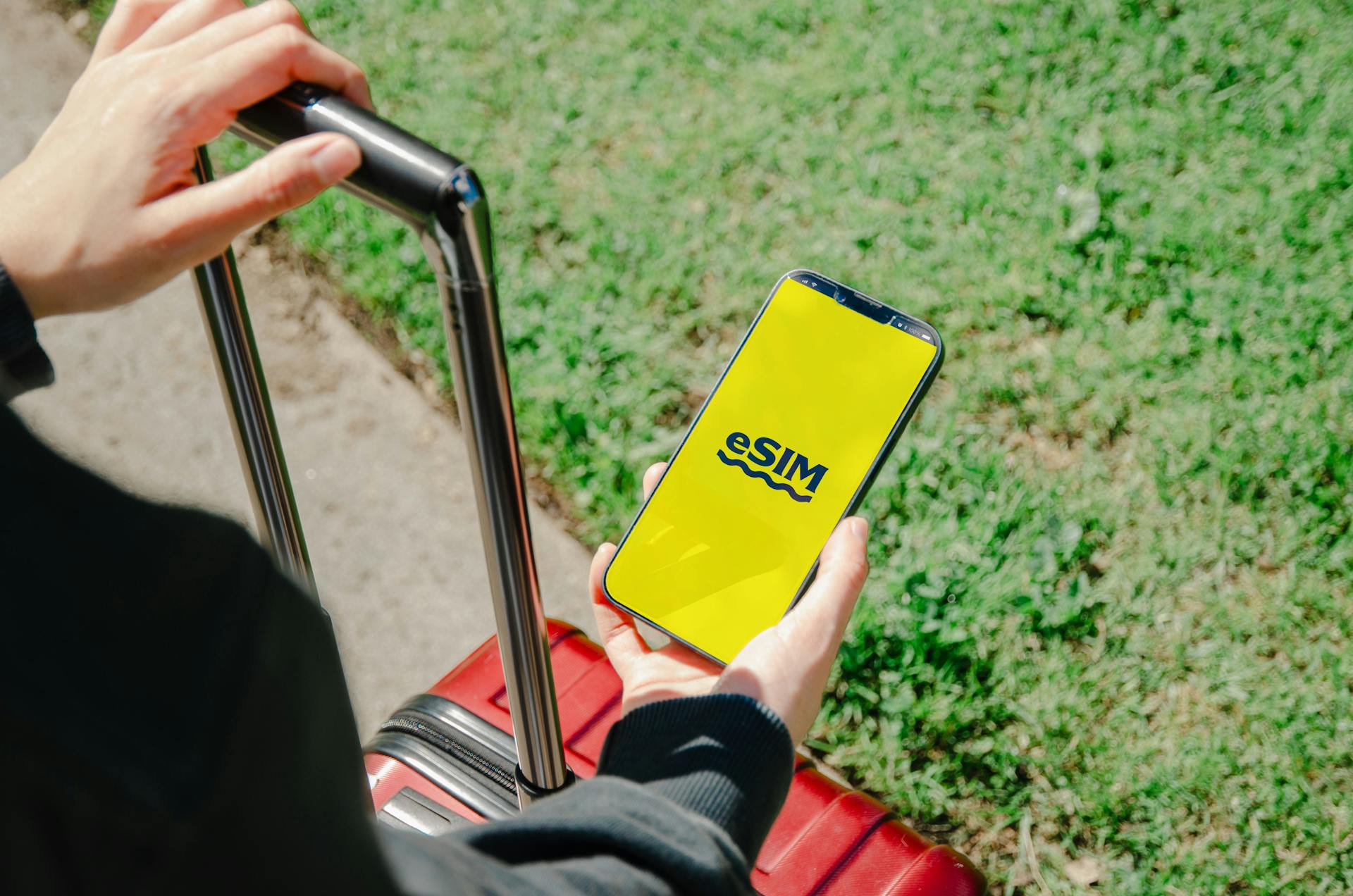 Pemerintah dorong migrasi ke eSIM demi keamanan data digital.
