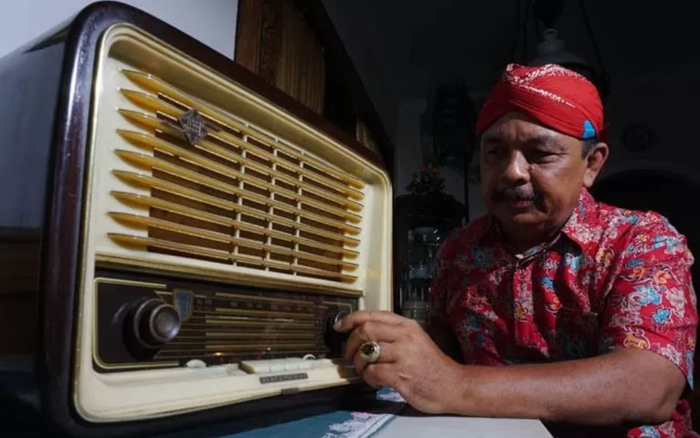 Ilustrasi seseorang mendengarkan siaran radio. (JawaPos.com)