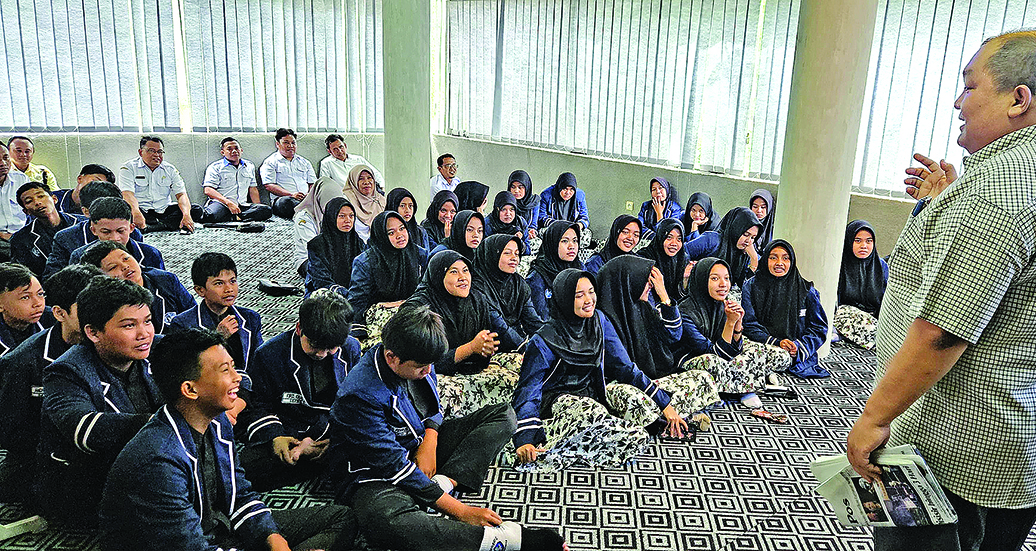 Puluhan anggota OSIS SMPN 1 Kalibaru mendapat pemaparan tentang proses pembuatan koran dari kru JP-RaBa Benny Siswanto di Grha Pena Banyuwangi Rabu (7/5).