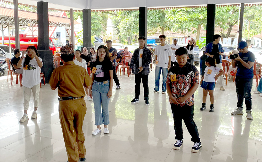 SELEKSI: Sejumlah pemuda mengikuti audisi talent BEC 2025 di kantor Kecamatan Srono pada Selasa (6/5).