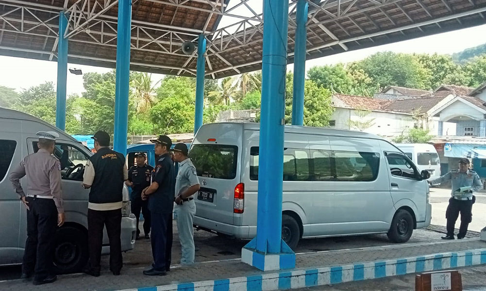 Personel Satlantas Polresta Banyuwangi bersama petugas Dishub Banyuwangi memeriksa sejumlah mikrobus di Terminal Sritanjung, Rabu (6/5).
