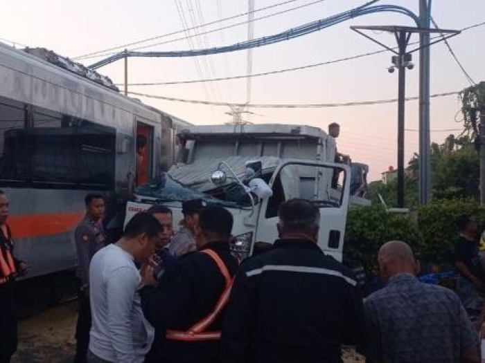 Kondisi truk ringsek usai menemper KA Harina di JPL 5, Kota Semarang, Jawa Tengah, Kamis (8/5).