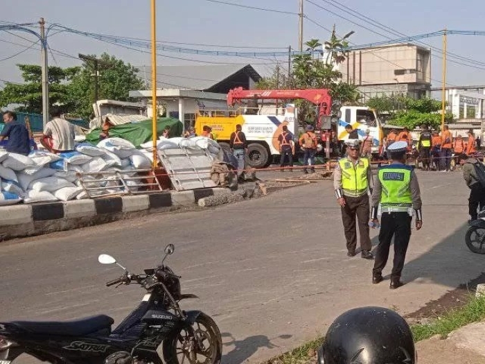 Petugas kepolisian berjaga di sekitar JPL 5 Kaligawe, Kota Semarang, Jawa Tengah usai KA Harina tertemper truk, Kamis (8/5) pagi.