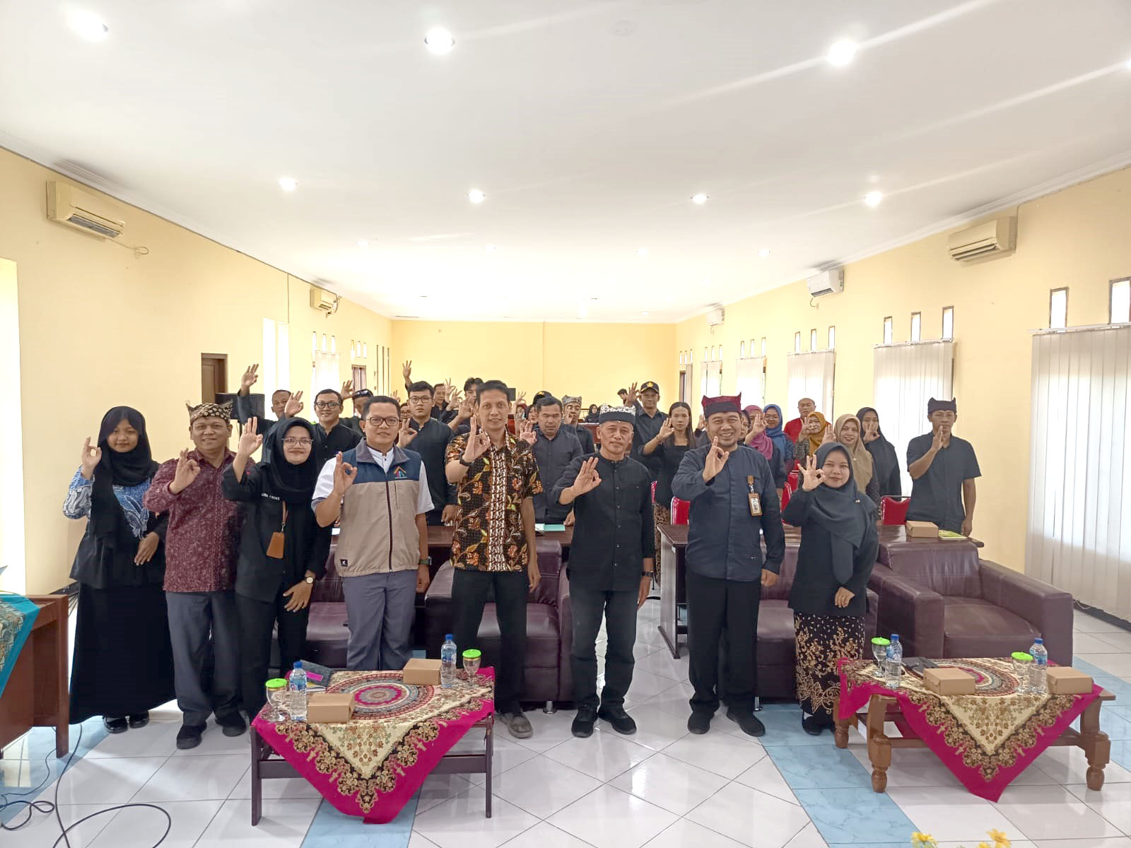 Peserta temu teknik apresiasi penyelenggaraan perpustakaan desa/kelurahan terbaik Banyuwangi 2025 foto bersama. (Gerda Sukarno/Radar Banyuwangi)