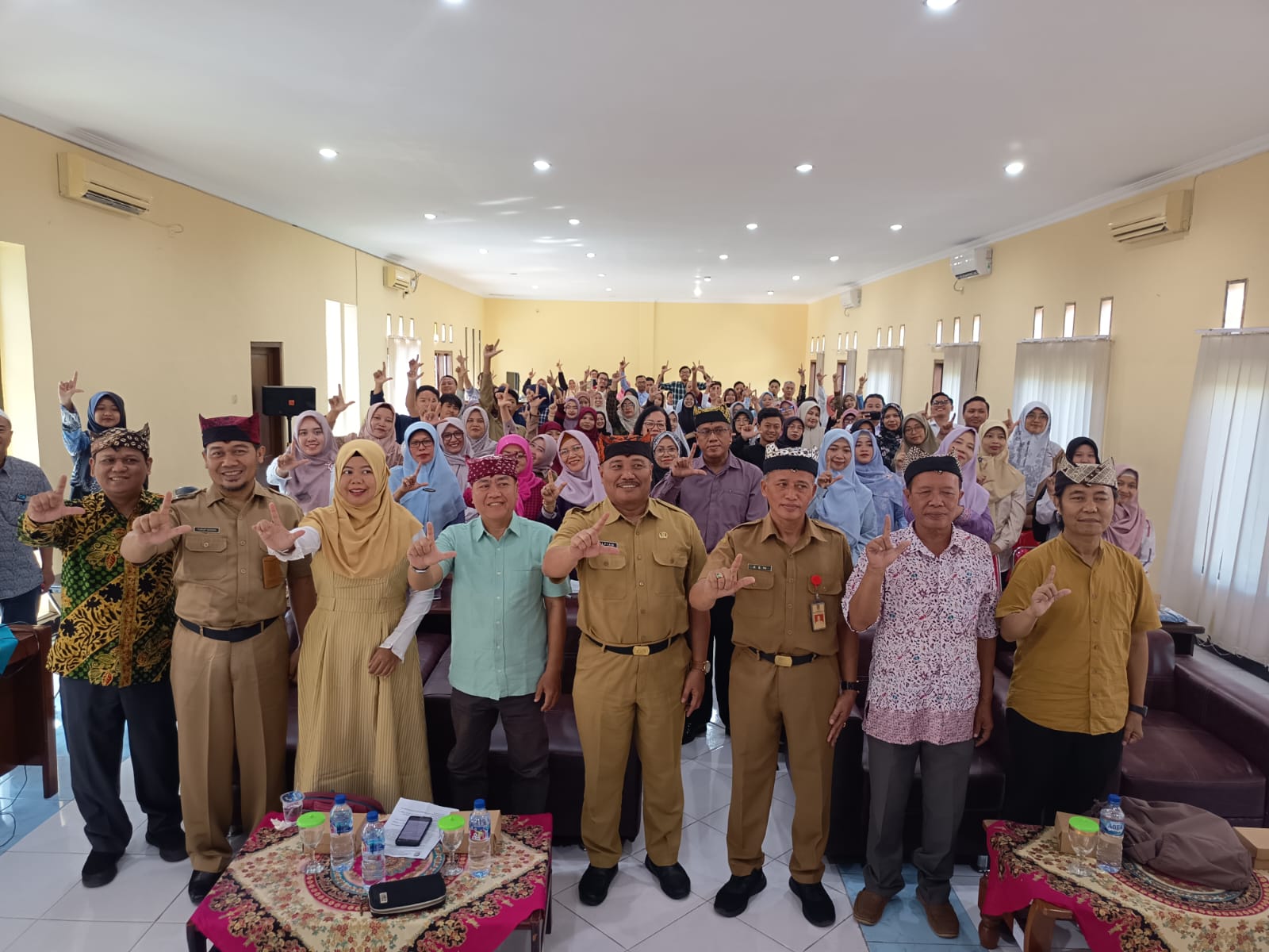 Peserta bimtek kepenulisan berbasis konten lokal bertema toponimi wilayah foto bersama di Aula Dispursip, Rabu (6/5/2025). (Gerda Sukarno/Radar Banyuwangi).