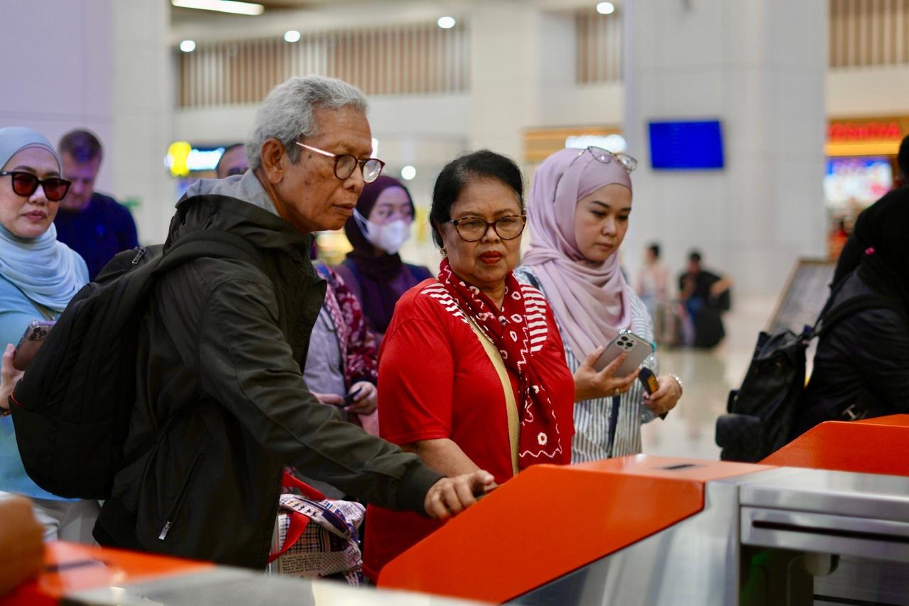 Whoosh disukai lansia karena cepat, nyaman, dan ramah pengguna.