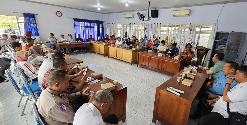 SIAP BERANGKAT: Puluhan perwakilan cabor mengikuti sosialisasi Porprov Jatim 2025 di kantor KONI Banyuwangi, Rabu lalu (7/5).