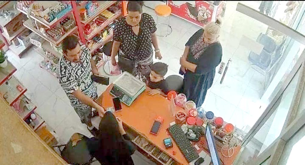 TEREKAM: Warga Negara Asing (WNA) terduga pelaku hipnotis terekam CCTV di toko milik Ahmad Soleh, di Desa Gunung Malang, Kecamatan Suboh, Senin lalu (7/5).