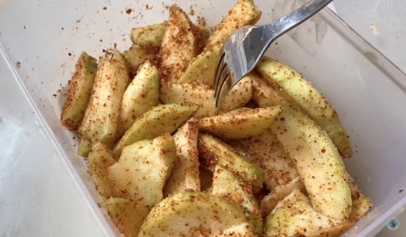 Rujak jambu kristal viral (YouTube Sindy Tristanti).