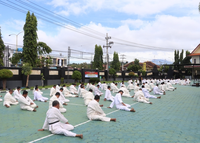 Polresta Banyuwangi gelar latihan bela diri rutin.