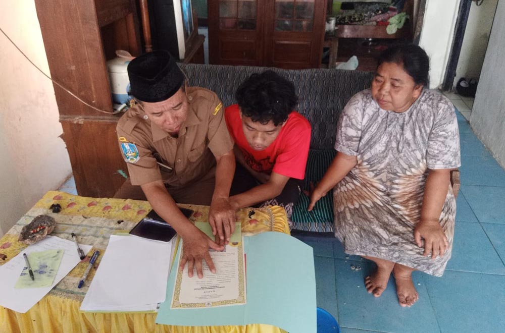 JEMPUT BOLA: Guru SMKN 1 Glagah mengantar ijazah langsung kepada siswa.