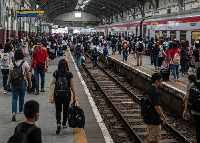 Penumpang kereta api memadati stasiun saat Libur Panjang Waisak.